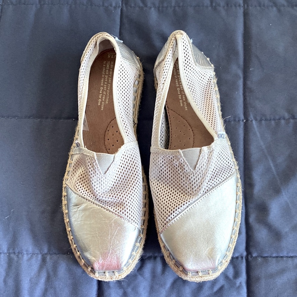 SOLD OUT Toms Women’s espadrille. Great condition